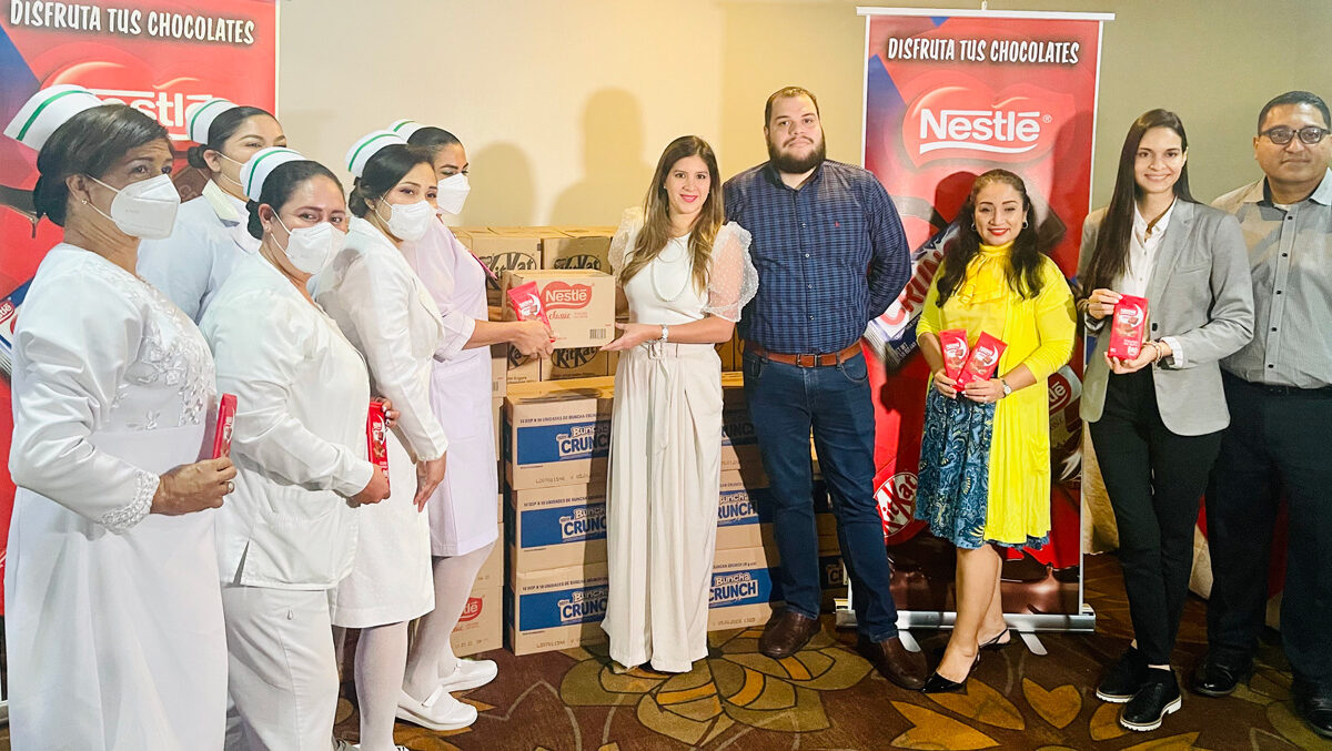 Enfermeras del MINSA recibe una donación de más de 12.000 unidades de chocolates