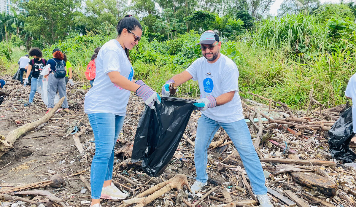 Sistema Coca-Cola conmemora el mes de los océanos recolectando más de 6.50 toneladas de residuos en Panamá