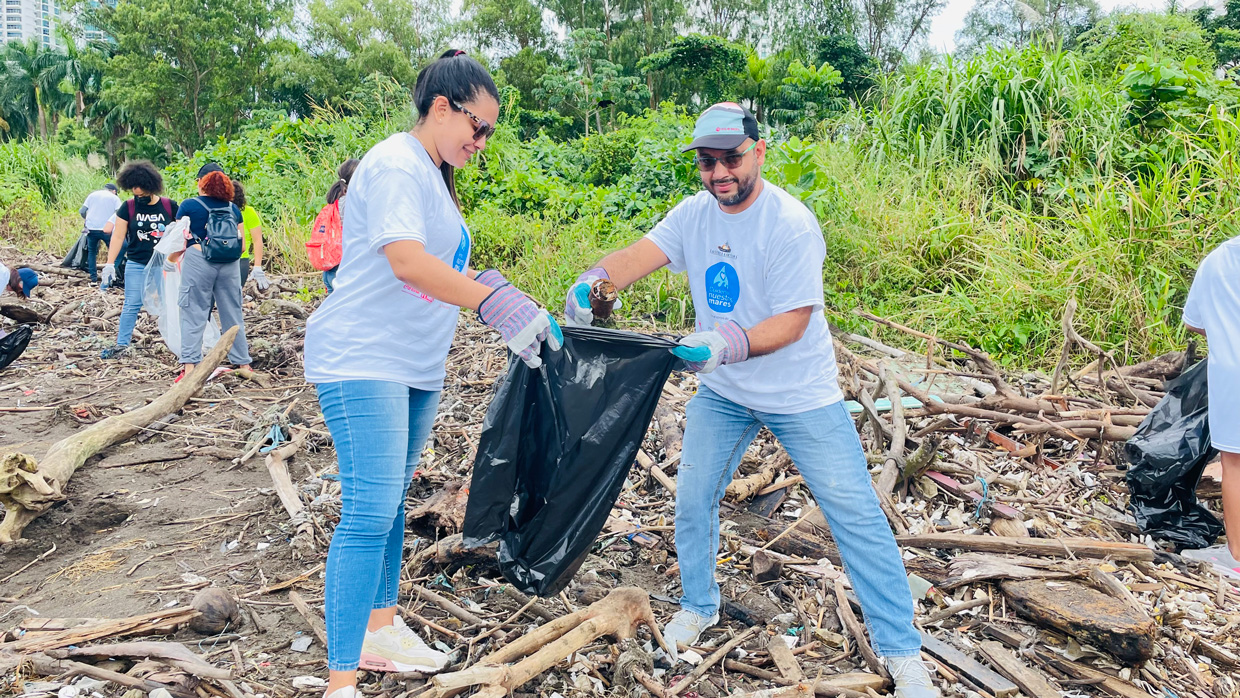 Sistema Coca-Cola conmemora el mes de los océanos recolectando más de 6.50 toneladas de residuos en Panamá