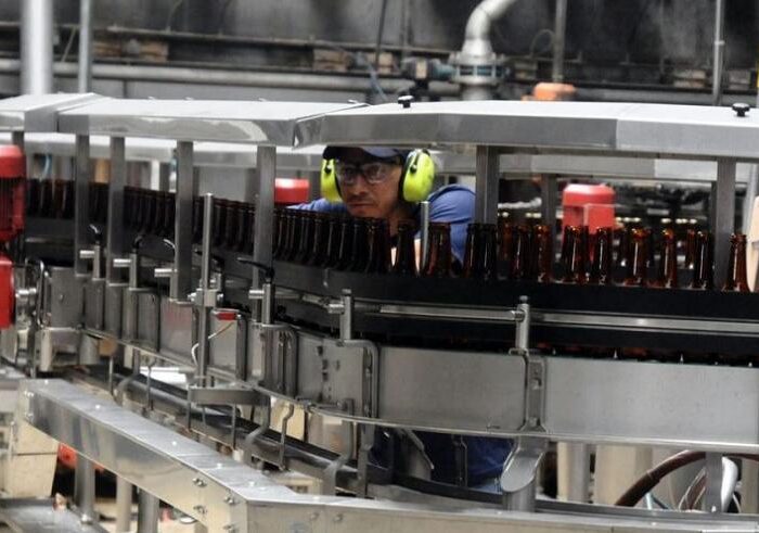 Cervecería Nacional de Panamá recibirá botellas de vidrio de empresa hermana para anticipar meses de alta demanda