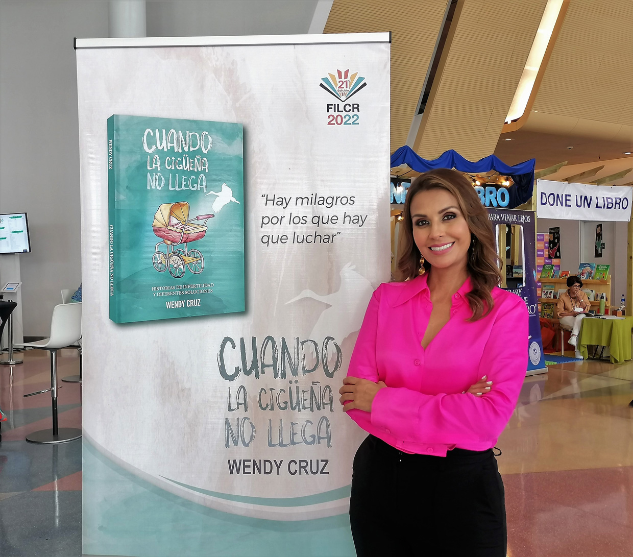Periodista costarricense Wendy Cruz presenta en el país su primer libro