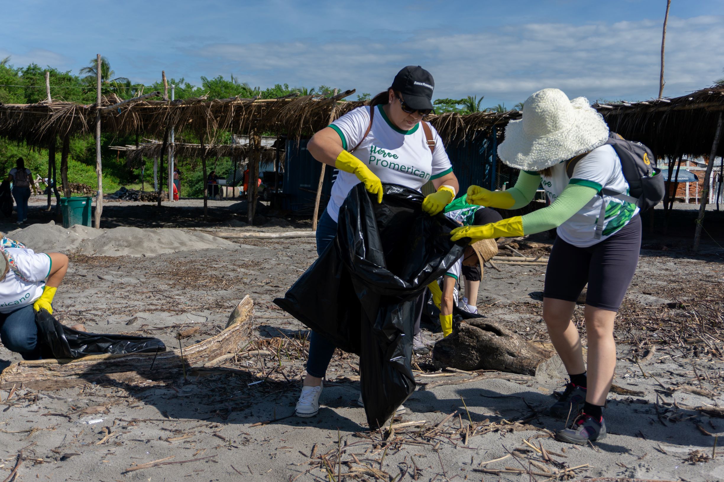 Banco Promerica El Salvador realiza limpieza de playas para conmemorar el Día del Voluntariado de Grupo Promerica