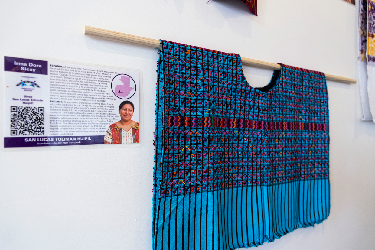 Exposición de tejedoras guatemaltecas promueven comercio ético en Estados Unidos