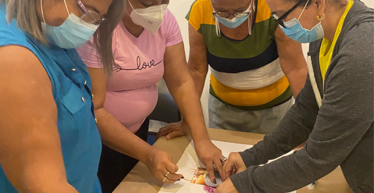 Sobrevivientes de cáncer de mama sanan sus heridas emocionales a través del arte