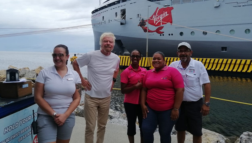 Crucero de Virgin Voyages llega a Roatán con el empresario Richard Branson
