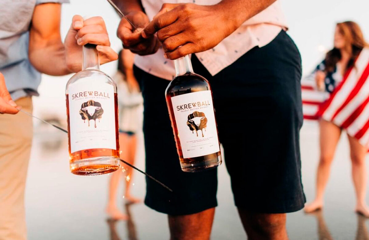 Skrewball: La primera marca de whiskey de mantequilla de maní, ahora disponible en Costa Rica