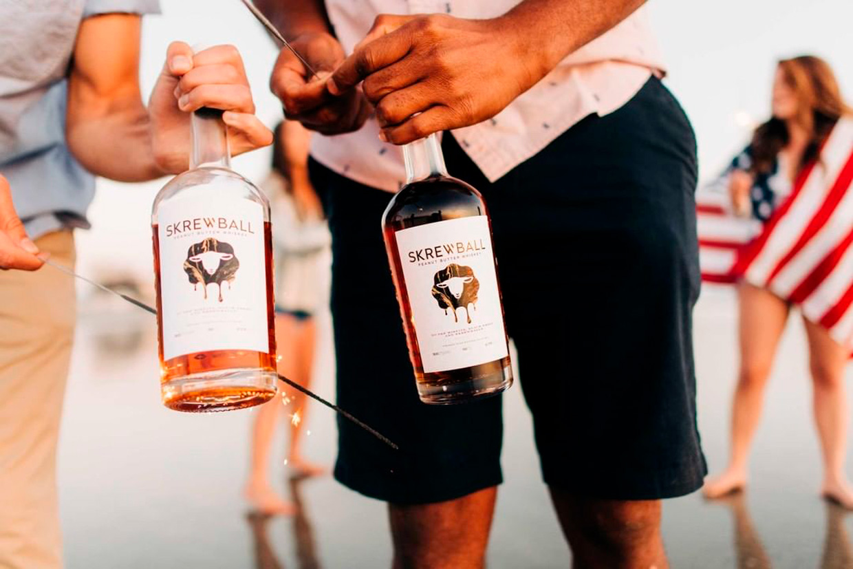 Skrewball: La primera marca de whiskey de mantequilla de maní, ahora disponible en Costa Rica