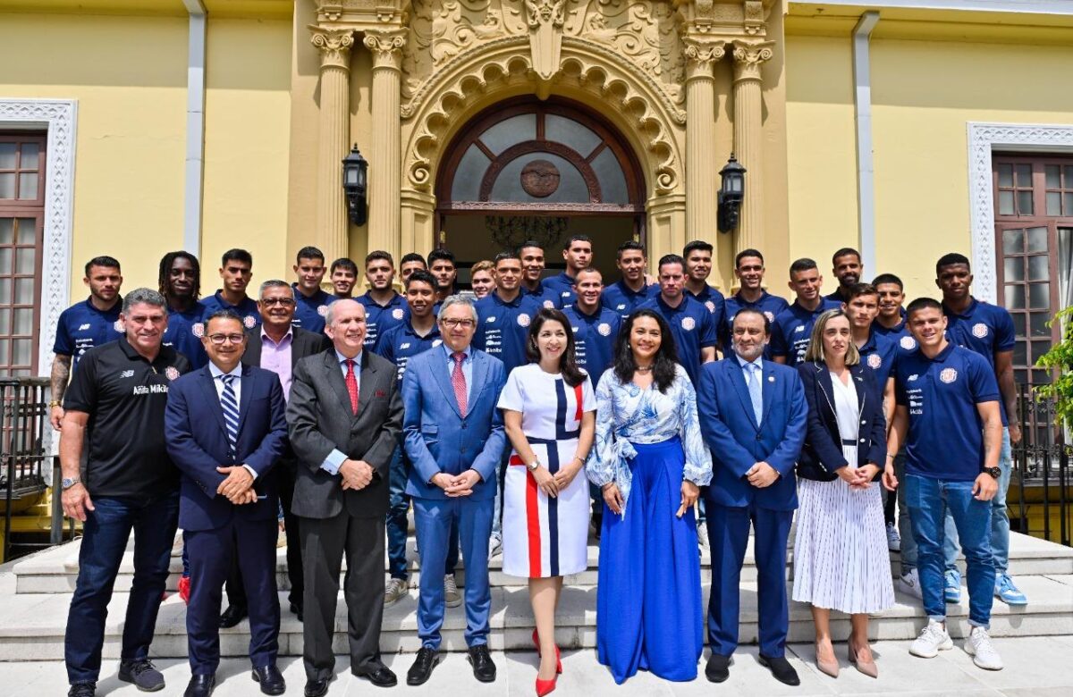 Selección de Costa Rica recibe distinción de representante de la Diplomacia Deportiva y embajadores de la Marca País
