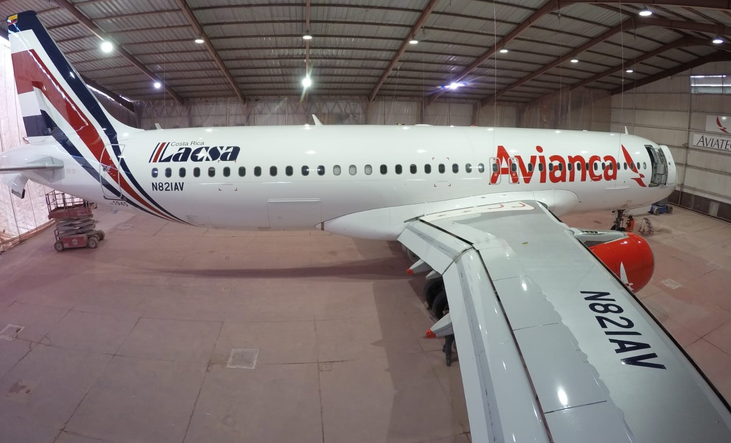 Avianca suma a su colección vintage un avión con livery retro de Lacsa en los años 90