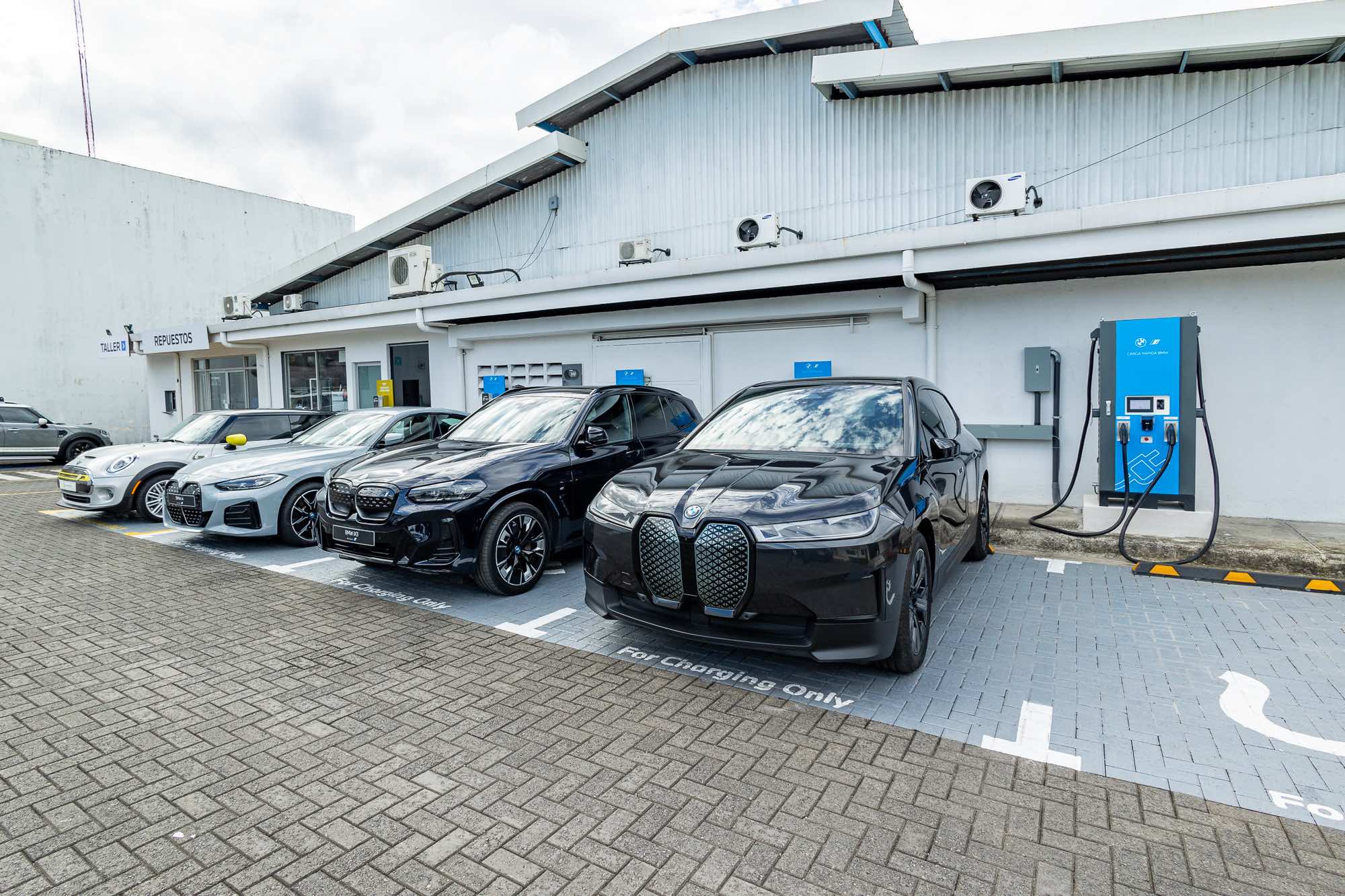 BMW y MINI instalan nueva estación de carga rápida para sus clientes en Costa Rica