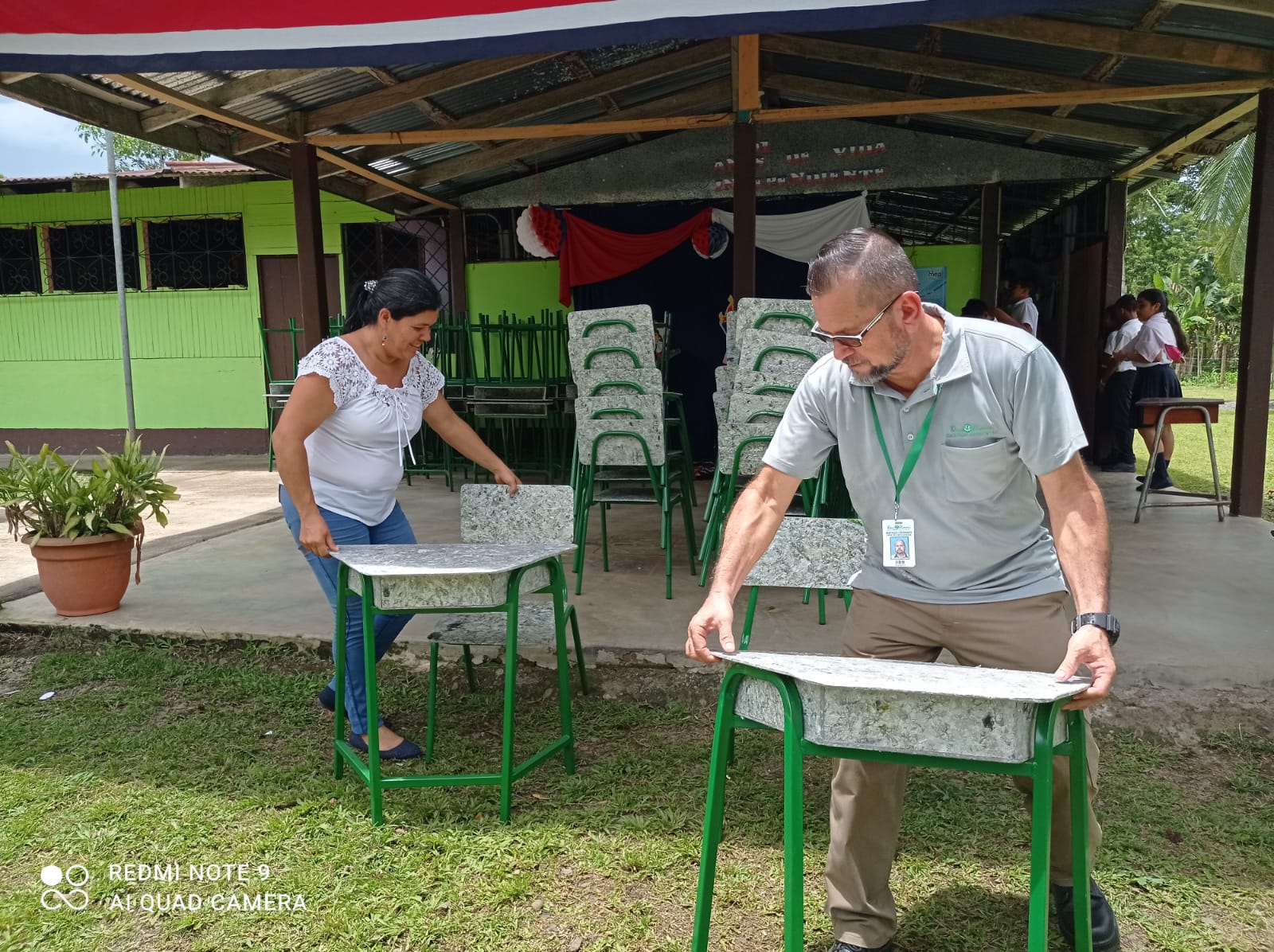 7 toneladas de material reciclable dieron vida a 1.000 pupitres