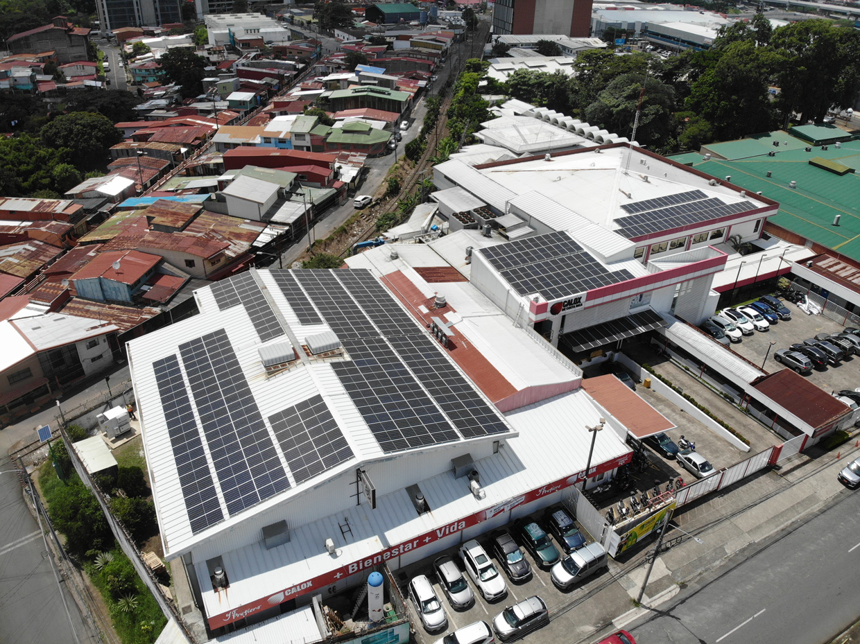 Empresa farmacéutica instala microrred de energía limpia controlada por inteligencia artificial