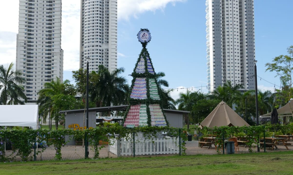 Panamá: Tetra Pak inaugura árbol de Navidad creado con miles de envases usados