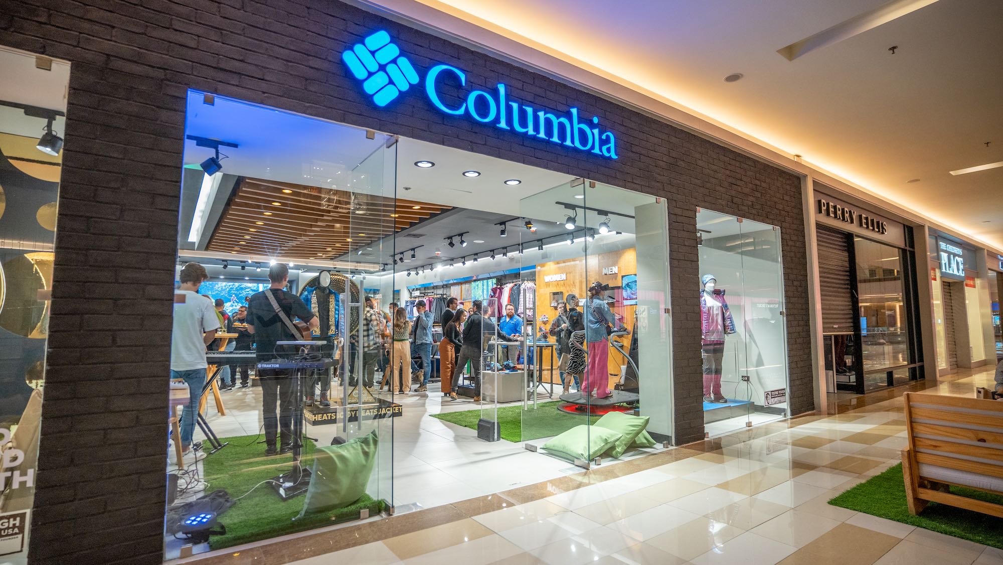 Columbia abre tienda en Costa Rica