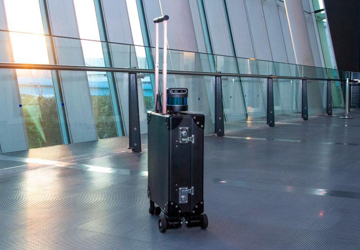 Crean maleta con inteligencia artificial para guiar a personas ciegas en Japón