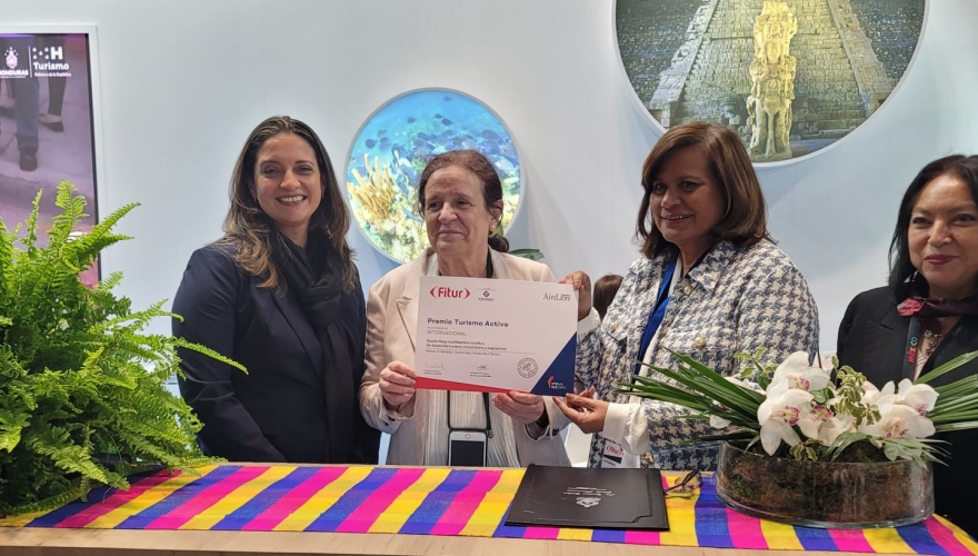 Ministra de Turismo de Honduras recibe reconocimiento en nombre de la Organización Mundo Maya por concurso de Turismo Activo