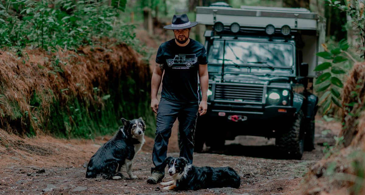 Costarricense viajará hasta Alaska en su Land Rover Defender 130  y con sus tres perros en un épico recorrido