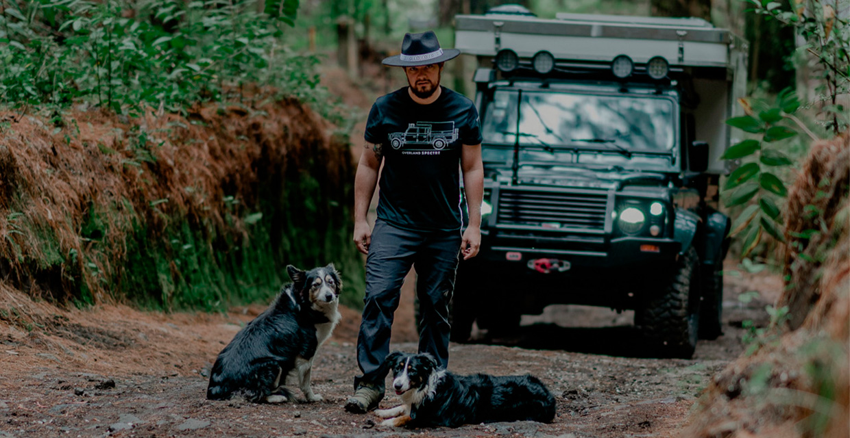 Costarricense viajará hasta Alaska en su Land Rover Defender 130  y con sus tres perros en un épico recorrido