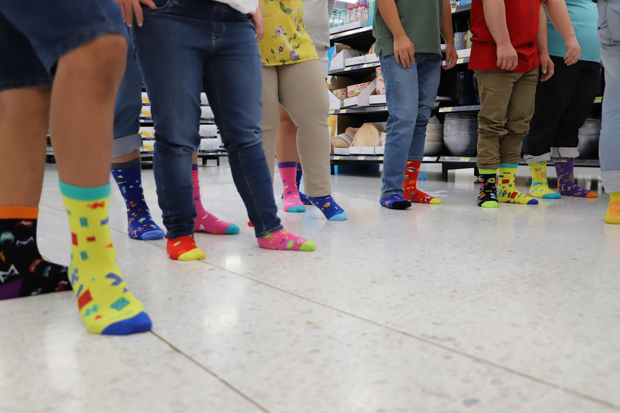 Walmart invita a las familias a ponerse las medias “diferentes pero iguales”