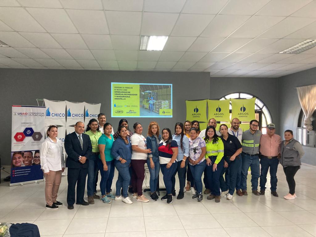 Lanzan programa de formación de mujeres como operadoras de montacargas y conductoras de maquinaria amarilla en Honduras