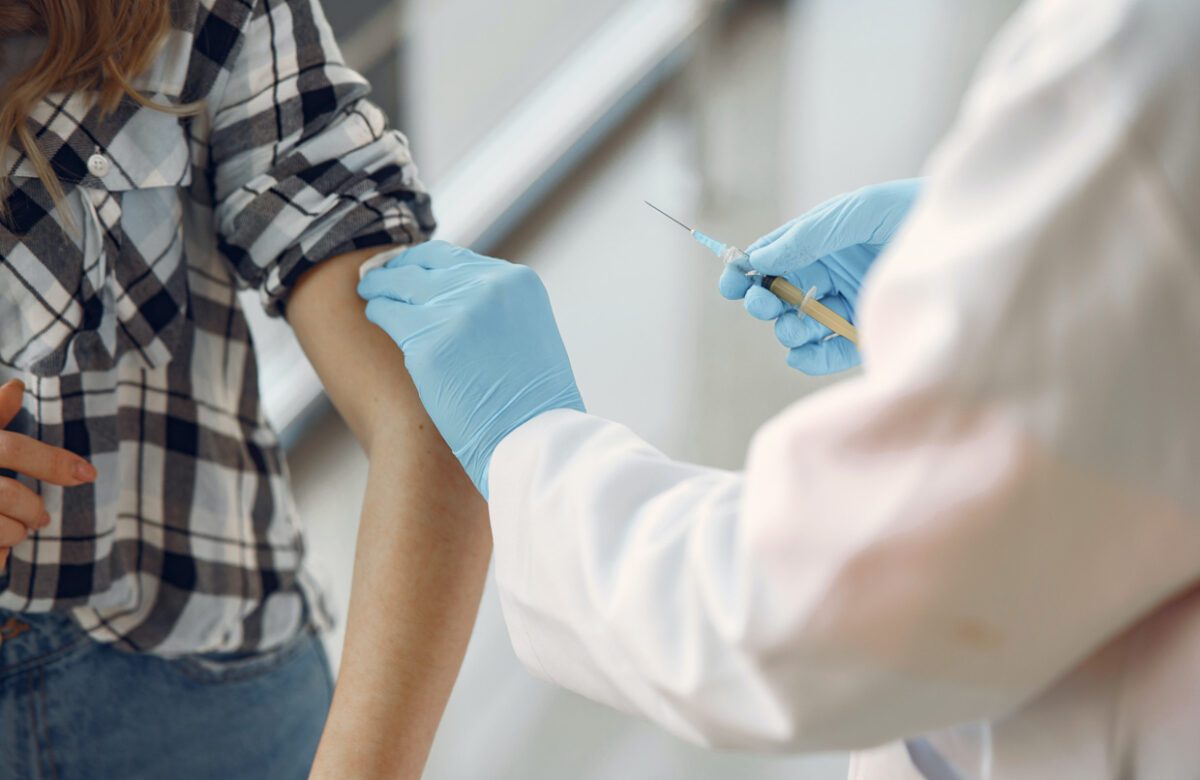 Vacunación reduce ausentismo laboral y complicaciones por influenza