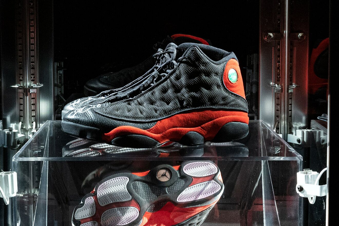 Subastan zapatillas de Michael Jordan en más de US$ 2 millones