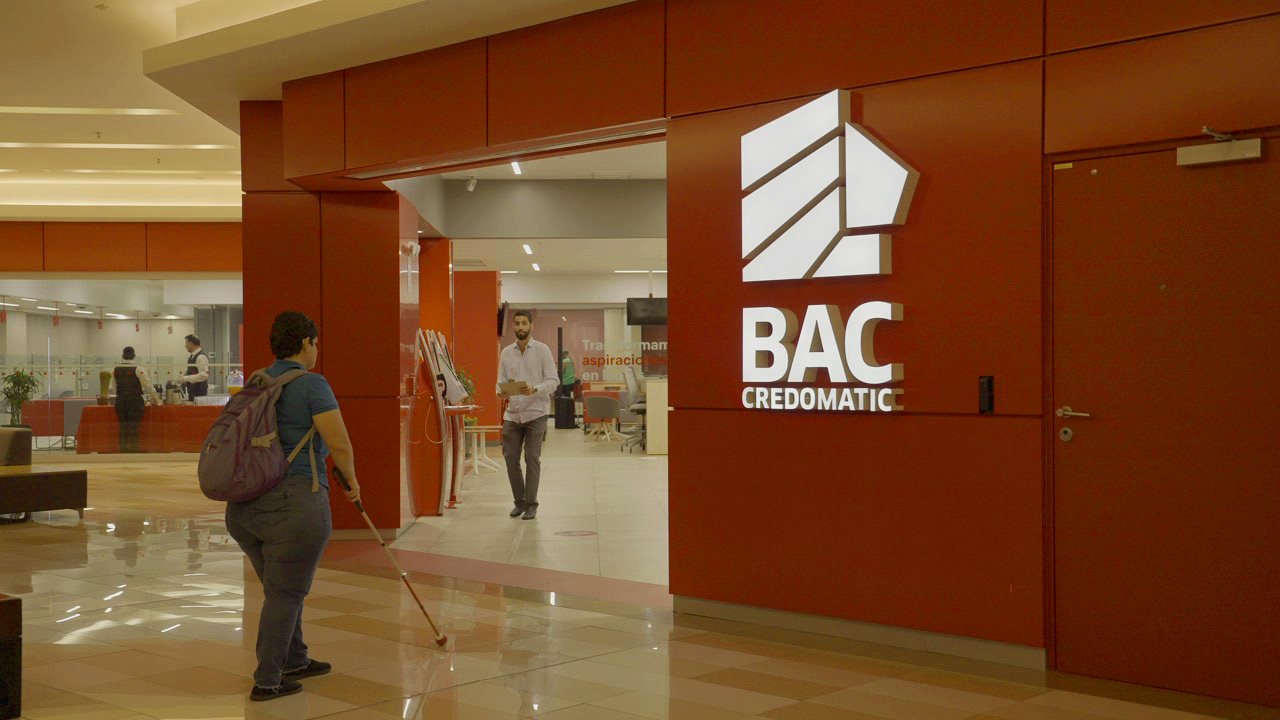 Aplicación para personas con discapacidad visual llega a todas las sucursales de BAC en Costa Rica