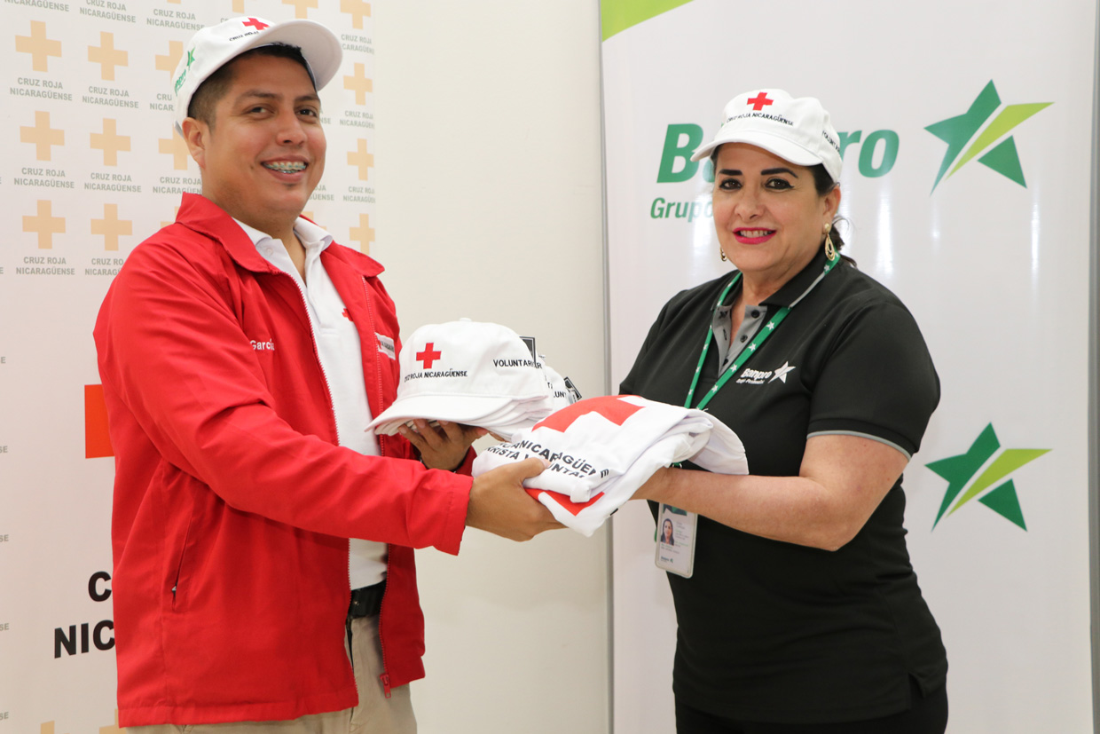 Banpro entrega donativo a Cruz Roja Nicaragüense