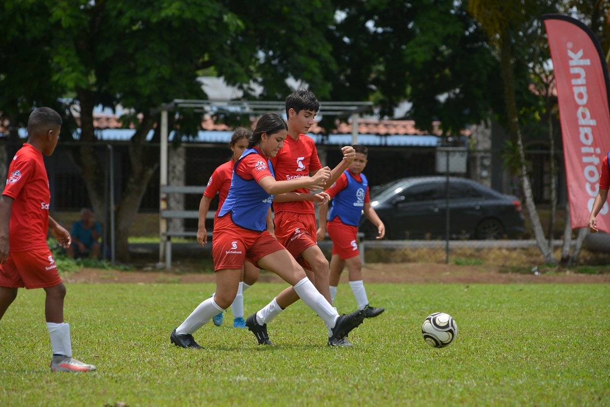 Costa Rica: Estudiantes limonenses participan en las Clínicas Académicas Scotiabank impartidas por entrenadores del FC Barcelona