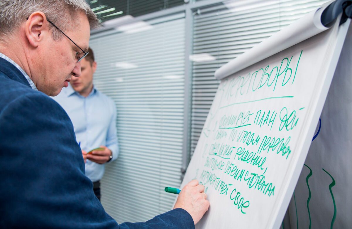 Escasez de talento: profesionales mayores de 50 años son clave para cerrar brechas en mercado laboral