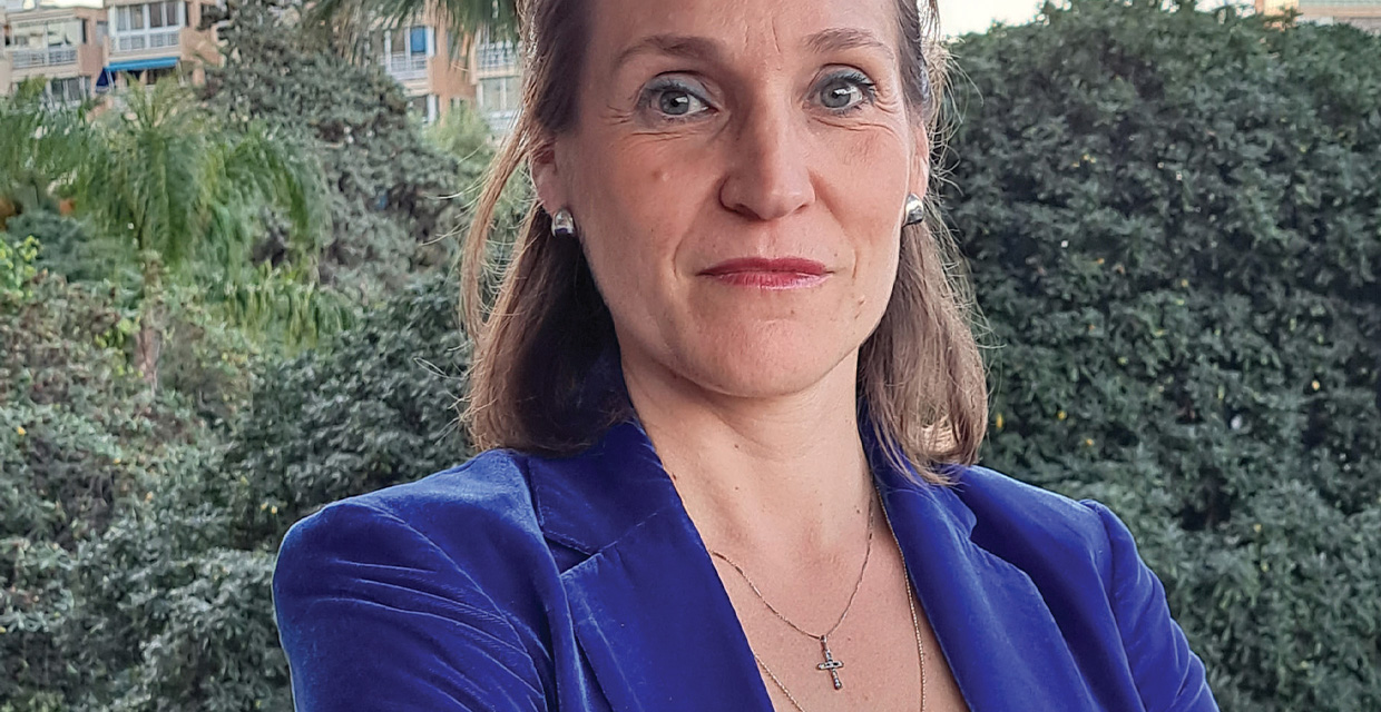 Elena Galante Marcos, Educación y fortaleza