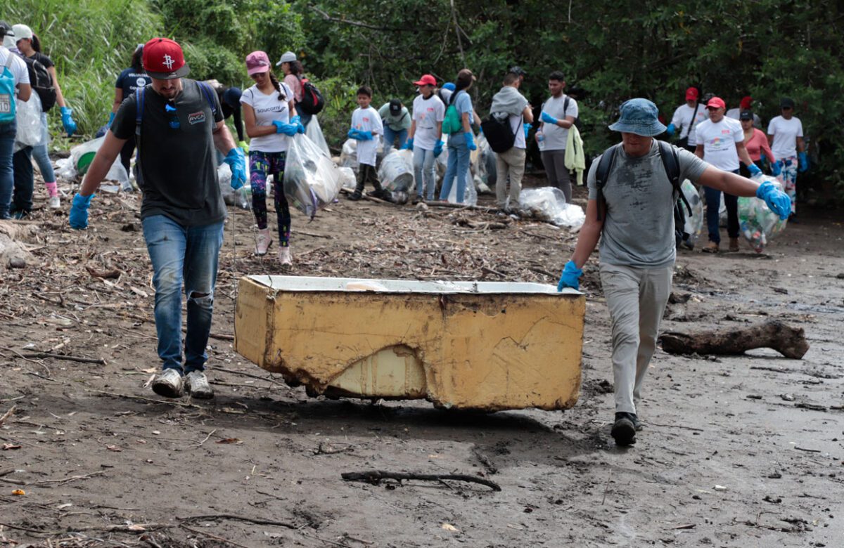 Coca-Cola FEMSA y su voluntariado se suman a la jornada de limpieza de playa en Panamá
