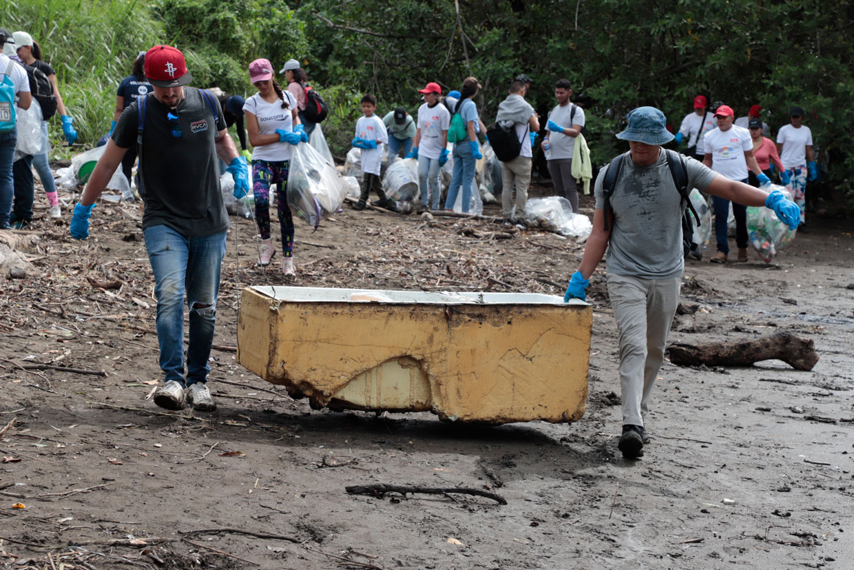Coca-Cola FEMSA y su voluntariado se suman a la jornada de limpieza de playa en Panamá