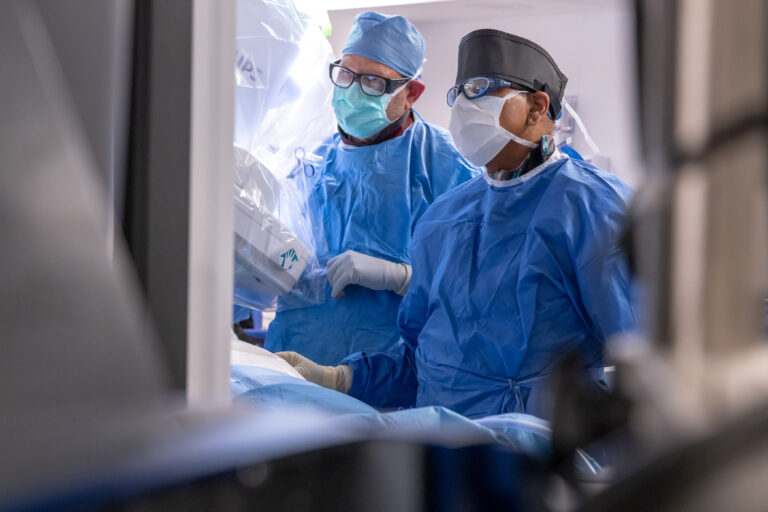 Cleveland Clinic realiza el primer implante del mundo de terapias combinadas para insuficiencia cardíaca