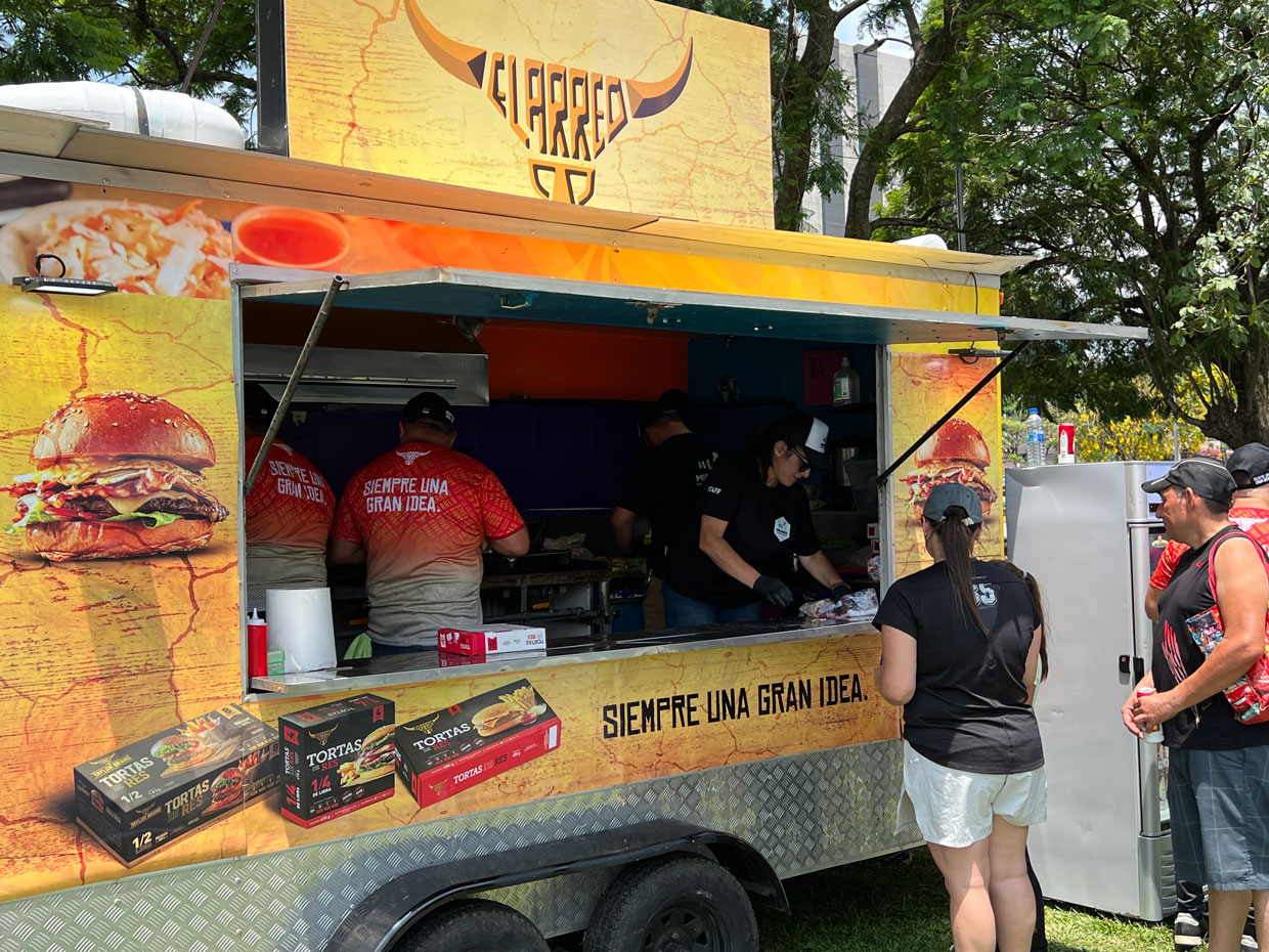 600 hamburguesas gratis sorprendieron a transeúntes en La Sabana