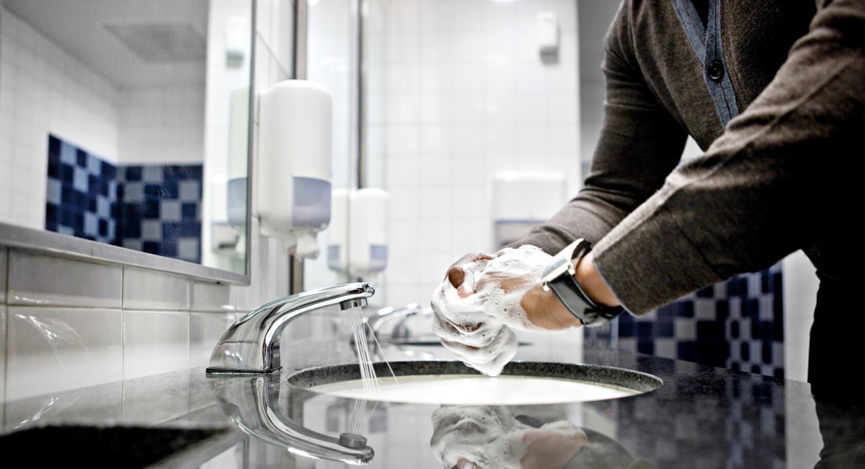 ¿Cómo saber si se está lavando las manos correctamente?