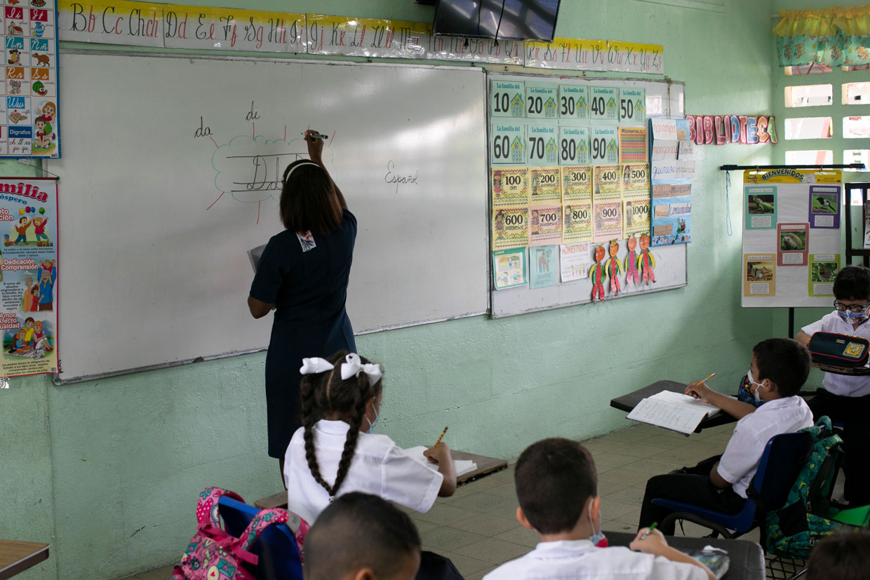 Programa del BID que cierra brechas para estudiantes indígenas panameños recibe premio internacional