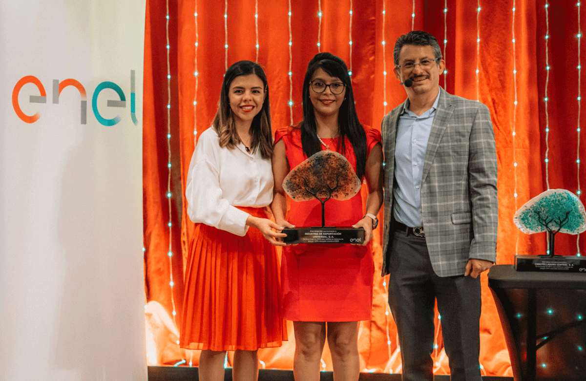 Enel Guatemala otorga certificados I-REC a empresas por su compromiso con la reducción de la huella de carbono.