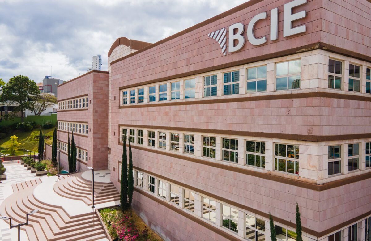 Inversión histórica del BCIE continúa beneficiando a miles de estudiantes universitarios en Guatemala