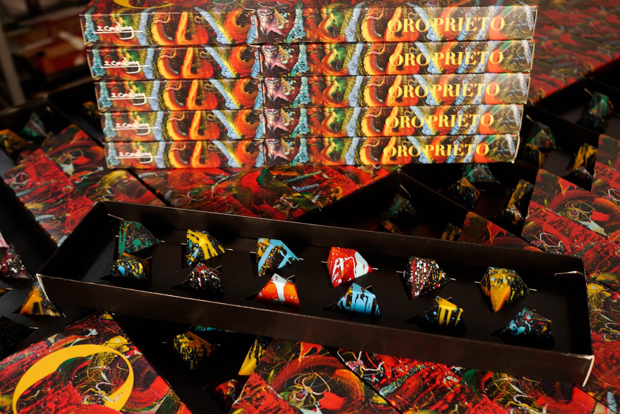 Oro Prieto lanza nueva colección de chocolates inspirada en el artista Isidro Con Wong