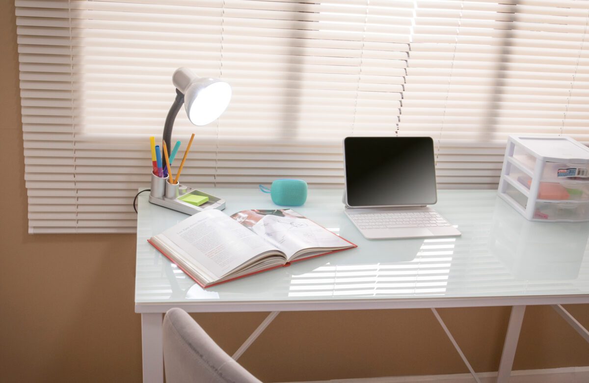 Mejore la productividad laboral en el hogar y oficina con la iluminación adecuada