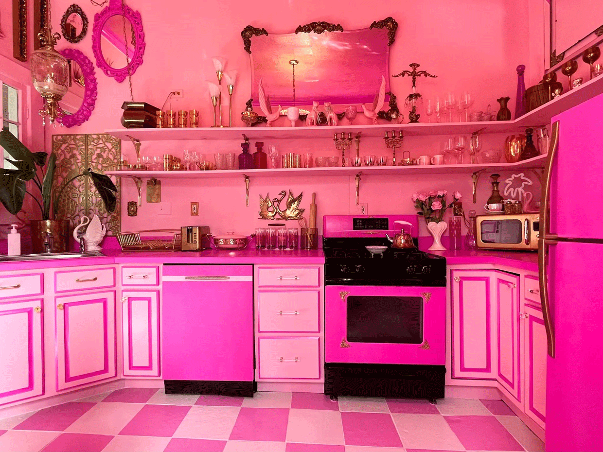 La estética ‘Barbie’ colorea de rosado intenso casas e interiores