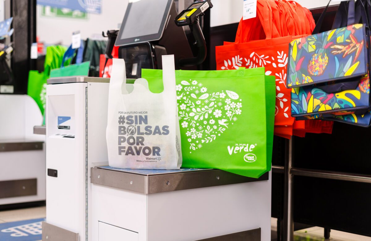 Walmart elimina en Centroamérica 385 millones de bolsas plásticas de un solo uso
