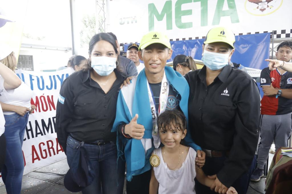 Honduras: Cementera dona 540 bolsas a “Mi Escuela” de Shin Fujiyama