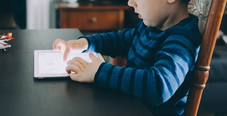 Abordar las distracciones digitales: ¿cómo establecer hábitos alternativos en la primera infancia?