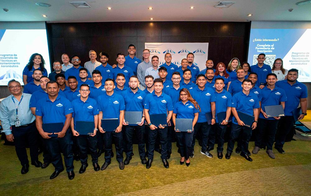 La Academia de Técnicos Aeronáuticos de Copa Airlines gradúa a 40 técnicos de mantenimiento aeronáutico panameños