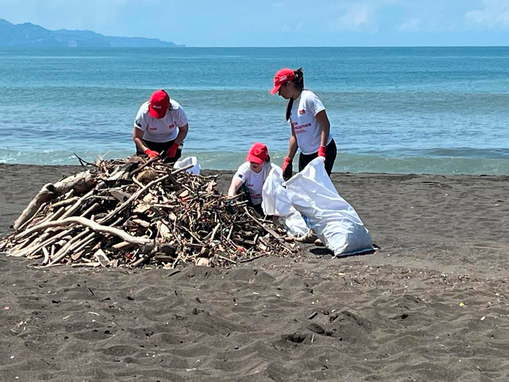 Voluntarios del Sistema Coca-Cola recolectan 701 kgs de residuos en Playa Bajamar de Puntarenas