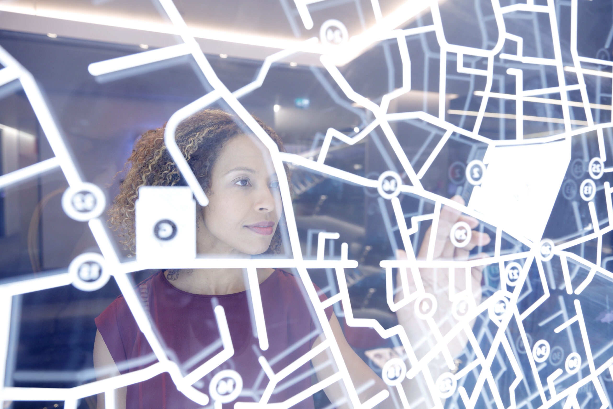 Los CEO adoptan la IA, pero las brechas de conocimiento desafían el crecimiento empresarial