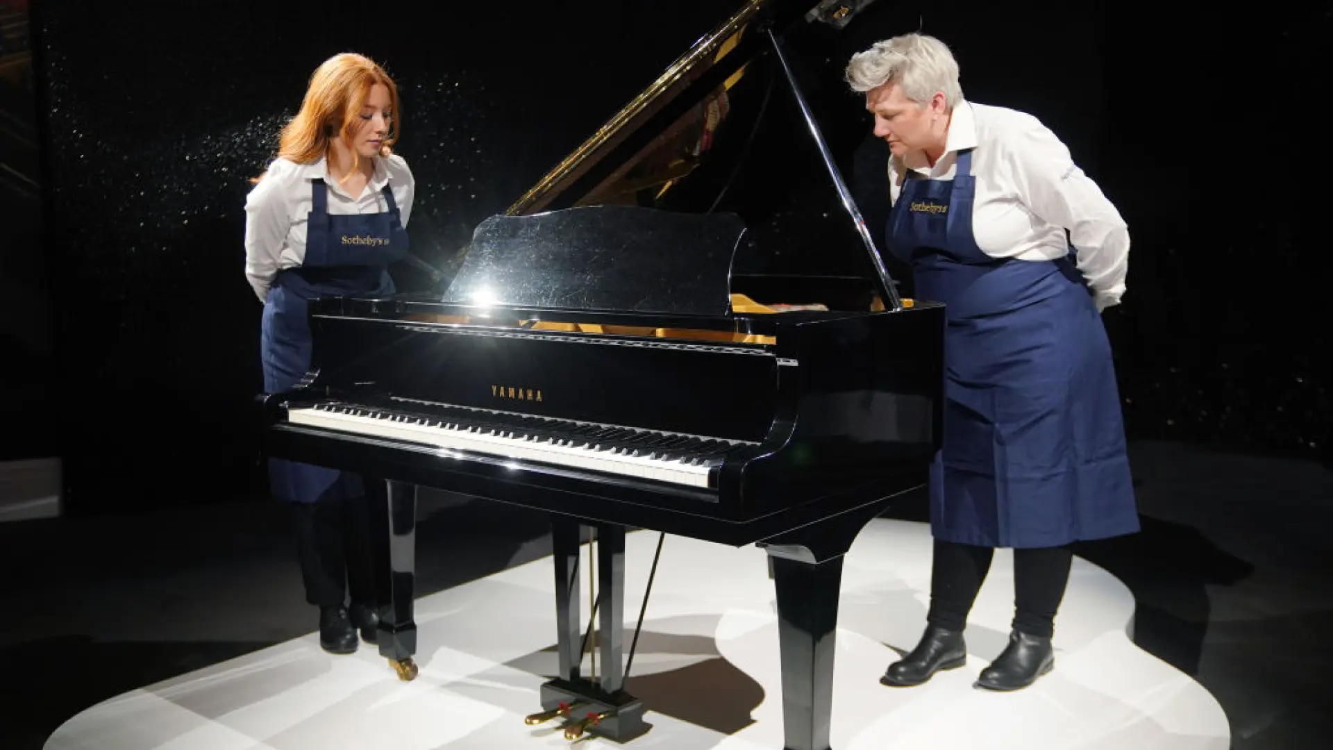 Venden por US$2,1 millones el piano de Freddie Mercury durante la primera subasta de sus objetos en Londres