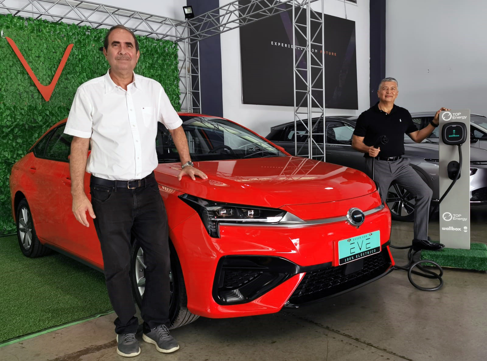 Primeros taxis eléctricos llegan al Juan Santamaría  para impulsar la electrificación del transporte público